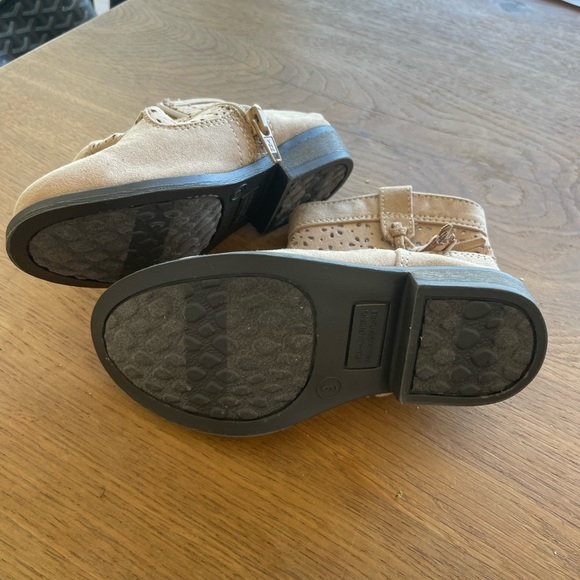 🩷 Osh Kosh B’Gosh Toddler Girls boot 🩷 $5 when you buy 4 or more 🩷 - Picture 2 of 3